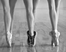 A Paixao Entre O Ballet E Os All Star Dance Pictures Dance Photography Dance Quotes