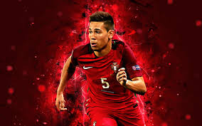 He currently plays for german club borussia dortmund as a left midfielder. Herunterladen Hintergrundbild 4k Raphael Guerreiro Abstrakte Kunst Portugal Nationalmannschaft Fan Kunst Guerreiro Fussball Fussballspieler Neon Lichter Portugiesischen Fussball Team Mit Einer Auflosung Zu Uberwachen 3840x2400 Bilder Auf Dem Desktop