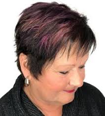 Facilement reconnaissable, le visage rond d'une femme se distingue par des traits doux, pas du tout anguleux, avec tout de même des pommettes qui font le show. 60 Idees De Coiffure Visage Rond Coiffure Coiffure Visage Rond Coupe De Cheveux