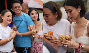 Habang naka-'Dior' bag: Netizens aliw sa 'tusok-tusok the fishballs' moment  ni Heart Evangelista