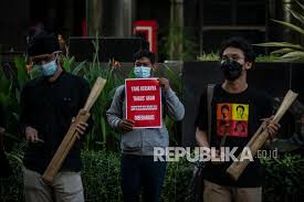 Kombinasi jalan dan lempar pada gerakan sesudah melempar. Ja81qygew4danm