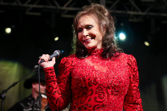 Loretta Lynn Dead: Country music legend dies at Tennessee ranch