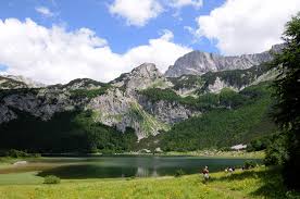 Nacionalni park sutjeska obuhvata šire područje sliva rijeke sutjeske, uključujući strogo zaštićeni rezervat prašume perućice, kao i dijelove planina maglića, volujka i zelengore. File Np 001 Nacionalni Park Sutjeska Trnovacko Jezero I Maglic Jpg Wikipedia