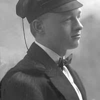 Portrett, mann med studentlue. Emil Ries.. Borgensamlingen. Norsk