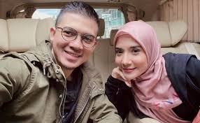 Bocah 11 tahun menemukan gadis kecil terkubur hidup hidup di pasir inilah yang terjadi padanya. 10 Tahun Kahwin Irwansyah Dedah Isteri Selalu Minta Cerai