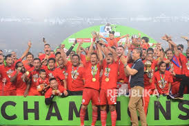 Menggunakan bus double decker jetbus2 milik transjakarta persija mengarak piala liga1 2018. Persija Jakarta Raih Gelar Juara Liga 1 2018 Republika Online