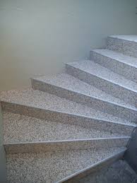 Welcher treppenbelag eignet sich hierbei am besten, fliesen oder holz? Treppensanierung Leicht Gemacht Mit Einer Steinteppich Treppe