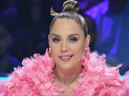 Axente Vanessa lett a COS márka arca!