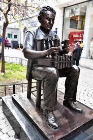 Okurlar tarafından büyük beğenilen 'son cüret' kitabı,türkiye'nin gündeminde olan ve her yayınladığı videolarla olay yaratan sedat peker'in de dikkatini çekmiş ve yayınladığı 6.bölümde kitabın masasında olduğu. Yilmaz Ozdil Yazmisti Heykeli Dikildi Kultur Sanat Haberleri