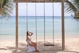 Tak hanya di pulau lombok saja yang terdapat ayunan di pinggir pantai nya namun di bali juga terdapat ayunan yang bisa kamu coba dan tentunya tak kalah indahnya. Weekend Di Bali Santai Di Restoran Tepi Laut Nusa Dua Halaman All Kompas Com
