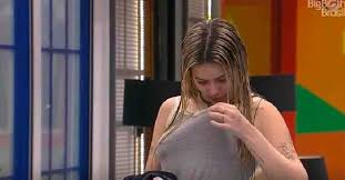 Após nego di e lucas penteado ganharem imunidade na madruga de segunda pra terça, hoje essa prova vale muita coisa para os brothers, além de ganhar o quarto do líder, estar imune mais uma semana e indicar um participante ao paredão. Bbb21 Viih Tube Machuca Mamilo Na Prova Do Lider Rasgou Mesmo Istoe Independente