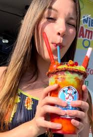 Con este delicioso clima se disfruta más tu Frosty !! 🥭 🍋 🍉 🍍 🍈 🍓 🥒  🍹 🍬 Cambina tus sabores Favoritos 🥳 📍Ave Santa Cecilia #1029 frente a  la torre