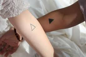 Posez les deux oreilles en arches sur la tête. Top 10 Des Meilleurs Tatouages A Faire Entre Ami Es