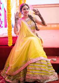 Real Brides Rock Manish Malhotra Designs Fashion Weddingsutra Com Bridal Outfits Mehendi Outfits Lehenga Designs
