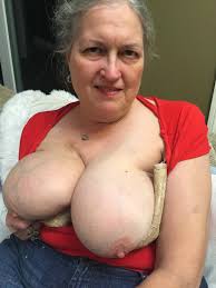 Meine heiße Gilf-Frau (62)!Wer wird ihren Oma-Titten Tribut zollen?