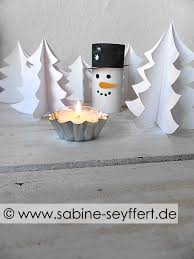 Bastelspass Fur Kinder Wir Bauen Einen Schneemann Aus Klorollen Zeitung Upcycling Idee In 2020 Klorollen Basteln Basteln Mit Kindern Basteln