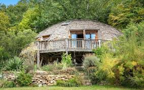 Bien Atypique Telle Une Soucoupe Volante Cette Maison Tourne Sur Elle Meme Le Parisien