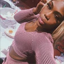 Leandra Davis's Instagram, Twitter & Facebook