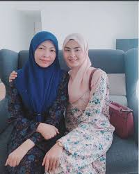 Beliau mula meraih kejayaan komersial menerusi single sulungnya, menahan rindu. Saya Baru Berusia 21 Tahun Tak Tahu Pegang Bayi Ibu Nyaris Tukar Wany Hasrita Dengan Bayi Lain Keluarga