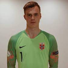 Etter en jevnspilt første halvtime fikk vålerenga frispark ute til høyre, langt inne på vikings halvdel. Kristoffer Klaesson Posts Facebook