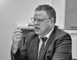 BERICHTE, MEINUNGEN UND PORTRAITS