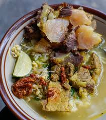 Biasanya rujak disajikan terlebih dahulu, kemudian disiram dengan kuah soto berikut babatnya. 9 Kedai Soto Daging Termantul Di Madiun Hangat Dan Nikmat