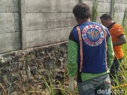 Di tengah merebaknya virus corona, pabrik masker di jombang justru kesulitan bahan baku. Wanita Paruh Baya Ditemukan Tewas Di Belakang Pabrik Karpet Jombang