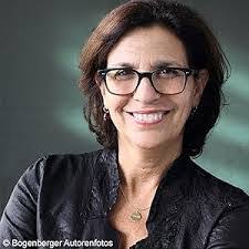 Joanna Strange's Instagram, Twitter & Facebook