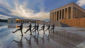 Tarihteki büyük liderlerin en belirgin özelliklerinden biri de ileri görüşlü olmalarıdır. Yeni Safak Yazari Likoglu Anitkabir Kampusune Ataturk Un Ismini Tasiyan Bir Cami Yapilmali