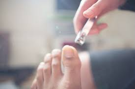 ¿pero qué decir de las uñas de los pies?… ¡también reclaman lucir coquetonas y hermosas!… no se quieren quedar atrás ni abajo, aunque permanezcan siempre ¡a las mías les encanta! Como Cortar Las Unas De Los Pies Correctamente Sin Fracasar En El Intento Gq Mexico Y Latinoamerica