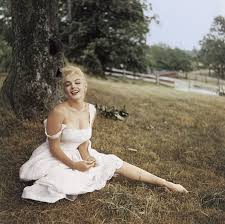 Watch My Week With Marilyn Full Movie Online Free How To Get Marilyn Monroe S Bombshell Summer Style Marilyn Marilyn Monroe Photos Celebrities