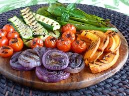 Utensili da cucina e utensili. Verdure Grigliate Cipolle Grigliate Pomodori Grigliati Zucca Grigliata