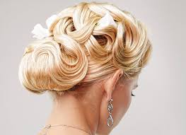 Right haircut for your face shape. 5 Hairstyles That Beat Humidity And Look Fantastic Gibson Hair And Makeup