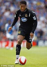 Luis antonio valencia has insisted he knows nothing of a possible move to manchester united and claims to be happy at wigan. Louis Van Gaal Orders Antonio Valencia To Have English Lessons English Lessons Van Gaal Manchester United Players