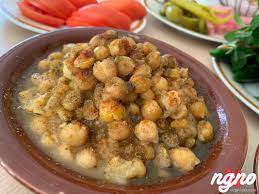 Le balila (salade de pois chiches), le foul, des fèves avec de l'huile d'olive et citron, le fasoulia, salade de haricot, le foie de volaille avec sauce grenadine salée, les feuilles de vigne farcies, les chich taouk (brochettes de blanc poulet), les ailes de poulet, les sanesil (moelle épinière d'agneau) les arayes, pain farcis de viande Balila Liban Balila Saveurs Du Liban A Geneve Gaultmillau Channel Balila Is A Lebanese Dish Consisting Of Chickpeas That Have Been Boiled Along With Lemon Juice Garlic And Various Spices