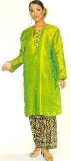 Pakaian tradisonal melayu perak selain berbaju melayu teluk belanga, ia dipadankan dengan tengkolok potongan rendah. Baju Kurung Teluk Belanga Seni Dan Budaya Malaysia