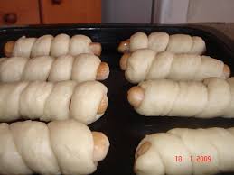 Roti sosej cheese gulung sesuai disediakan buat sarapan pagi ataupun minum petang. Resepi Roti Sosej Gulung Bakar