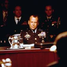 Cei doi duc o lupta contra cronometru, incercand sa gaseasca o cale de scapare pentru a putea salva familia lui gordon, fiind luati ostatici de criminal. The Siege Stare De Asediu 1998 Film Cinemagia Ro