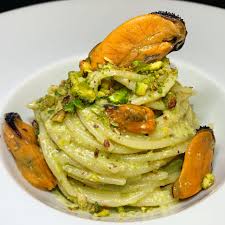 Con un pelapatate ottenere tante striscioline verdi dalla buccia delle zucchine. Pasta Armando Spaghetti Con Cozze E Pesto Di Pistacchio