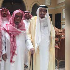 عاصر المستشار في الديوان الملكي الشيخ ناصر بن عبدالعزيز الشثري عدداً من ملوك المملكة بدءاً من الملك خالد ثم الملك فهد فالملك عبدالله رحمهم الله، وصولاً إلى خادم. Ù…Ù† Ù‡Ùˆ Ø§Ù„Ø´ÙŠØ® Ù†Ø§ØµØ± Ø§Ù„Ø´Ø«Ø±ÙŠ Ø§Ù„Ø°ÙŠ Ø²Ø§Ø±Ù‡ Ø§Ù„Ø¹Ø§Ù‡Ù„ Ø§Ù„Ø³Ø¹ÙˆØ¯ÙŠ Ø¨Ù…Ù†Ø²Ù„Ù‡