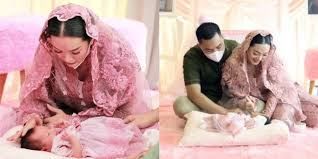 Warna aksesoris yang dipakai harus serasi dengan warna baju dan jilbab agar lebih sedap dipandang. Gelar Akikah Putri Pertama Nama Belakang Anak Zaskia Gotik Tuai Kontra Diadona Id