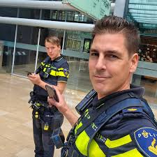 Ja, welke tekst moeten we hierbij plaatsen. Verzin een onderschrift!  #Politie