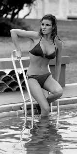 Raquel Welch Enters A Chilly Pool During The Filming Of Lady In Cement 1968 By Terry O Neill Raquel Welch Rachel Welch Terry O Neill