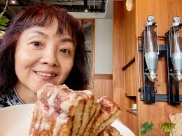 最早知道這家咖啡是因為肉桂捲，今天第一次實訪，發現他們家鮮奶白麤茶超好喝！旁邊桌子的餐點看起來也好厲害喔。  他們家肉桂捲很特別的是超級大，然後分切來賣。有一次婉婷說有些肉桂捲吃起來有羊肉爐味，冉冉就是明顯的例子，今天再一次吃還是很好吃，但羊肉爐味超明顯 ...