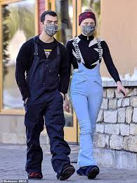 Sharing the snaps to her instagram story as part of a fan q&a, sophie posted an adorable photo of her and joe just before they found out they. Sophie Turner And Joe Jonas Are Pictured Grabbing Some Essentials In Mammoth Lakes Daily Mail Online