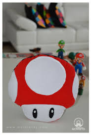 Que Tal Un Abrazo Para Este Cojin Ideal Para San Valentin Honguito Supermariobros Hechoamano En Mostretes Gamers Mario Characters Geek Stuff Character