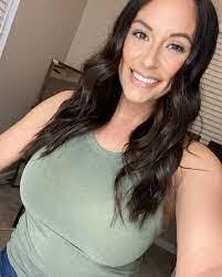 Courtney Earp's Instagram, Twitter & Facebook