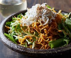 揚げそばサラダ