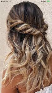 Halb hochgesteckt und halb offen mit locken eine hochsteckfrisur mit romantischem charakter. Pin Von Monika Matysiak Auf Hair Haare Hochzeit Geflochtene Frisuren Hochzeitsfrisuren