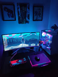 Battlestation With Lights Off Youniquegamesonline Configuration De Jeu Bureau De Jeu Salles De Jeux Videos